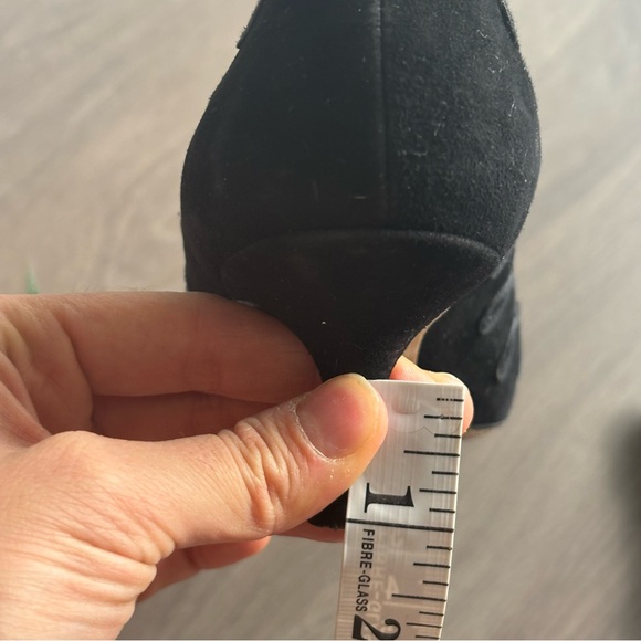 Manolo Blahnik Black Suede Kitten Heels with Swirl Piping Detail - Picture 3 of 11